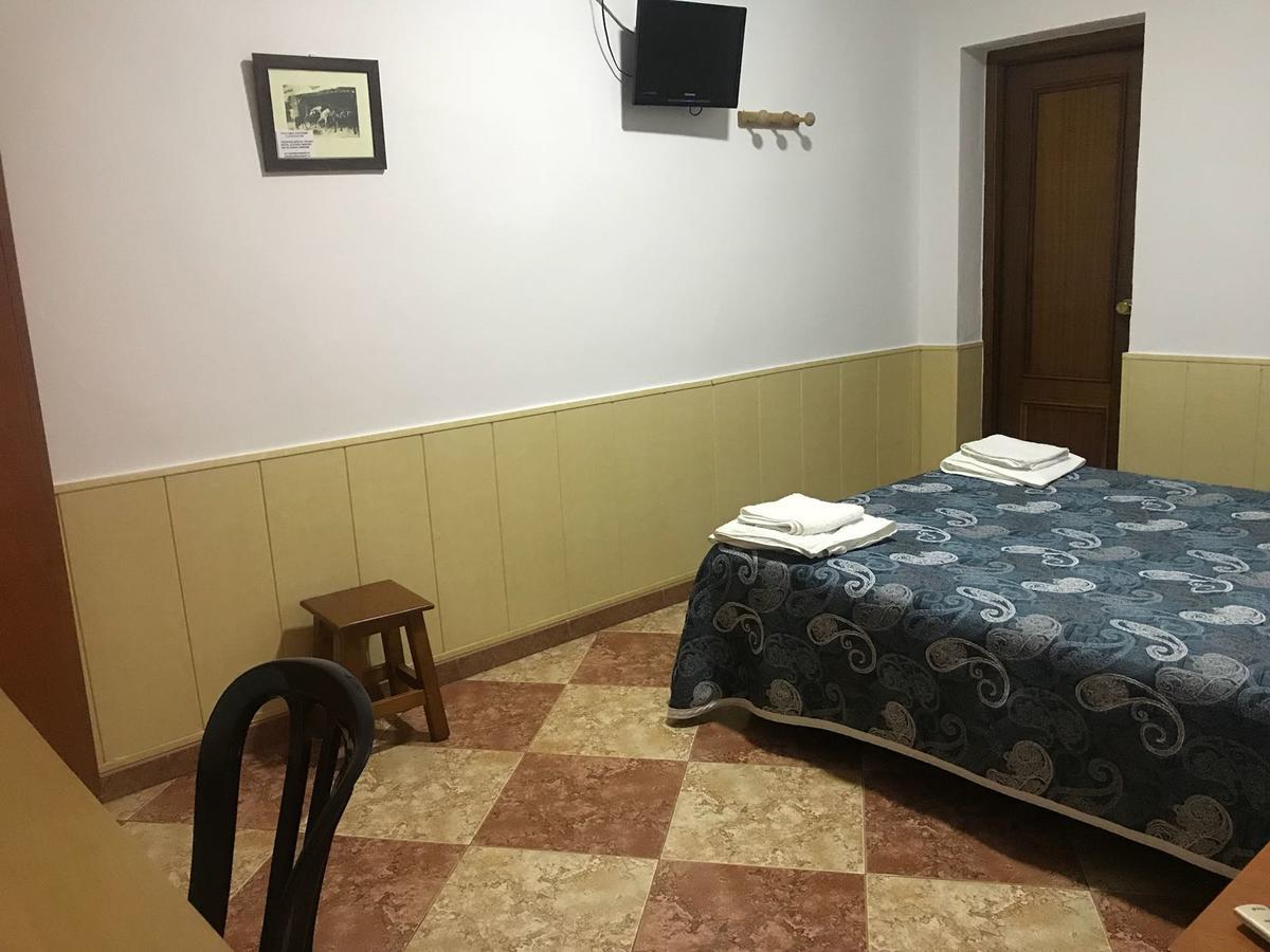 מאירנה דל אלקור Hostal Bar San Pedro מראה חיצוני תמונה